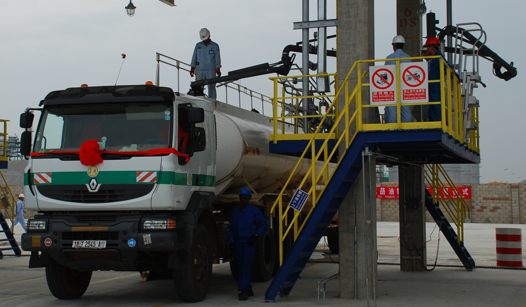 上裝鶴管裝車(chē)現(xiàn)場(chǎng)圖 上裝鶴管裝車(chē)現(xiàn)場(chǎng)圖